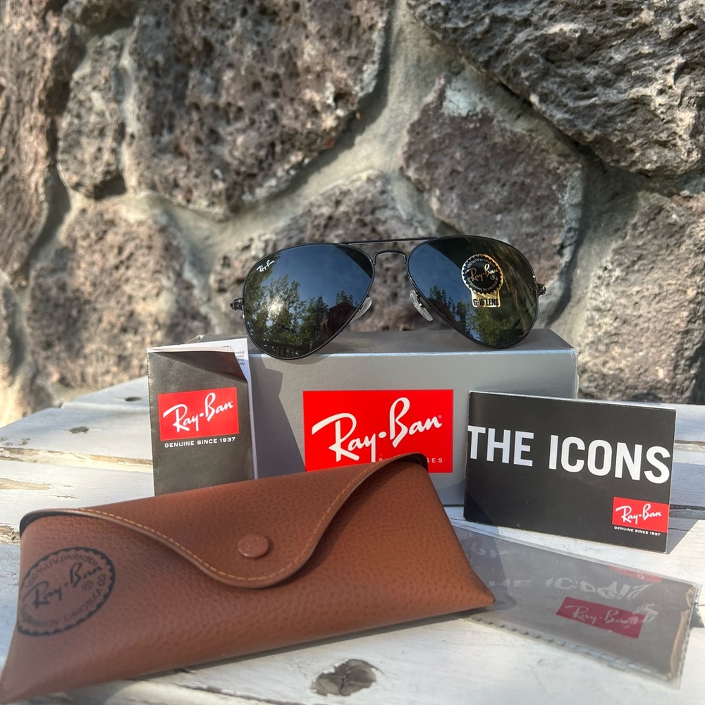 Brand new in box classic Ray-Ban aviators/pilot glasses with a black metal frame - Picture 3 of 3